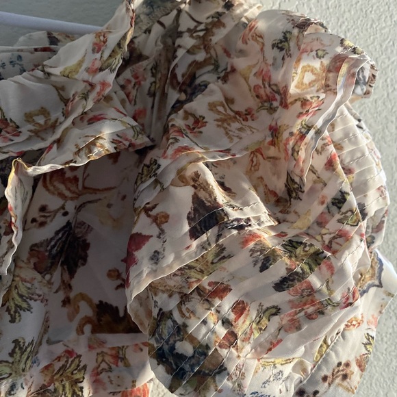 Women's Floral Dress with Puffy Sleeves in Small - Picture 5 of 8